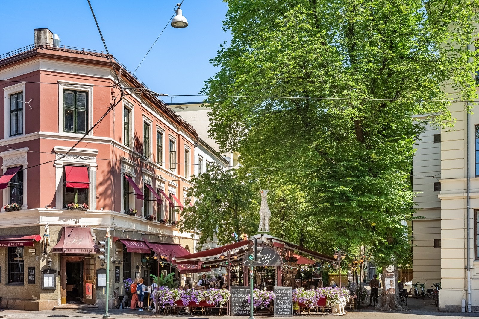Rett bortenfor finner du Hegdehaugsveien/Bogstadveien som bugner av restauranter og butikker. Galleribilde