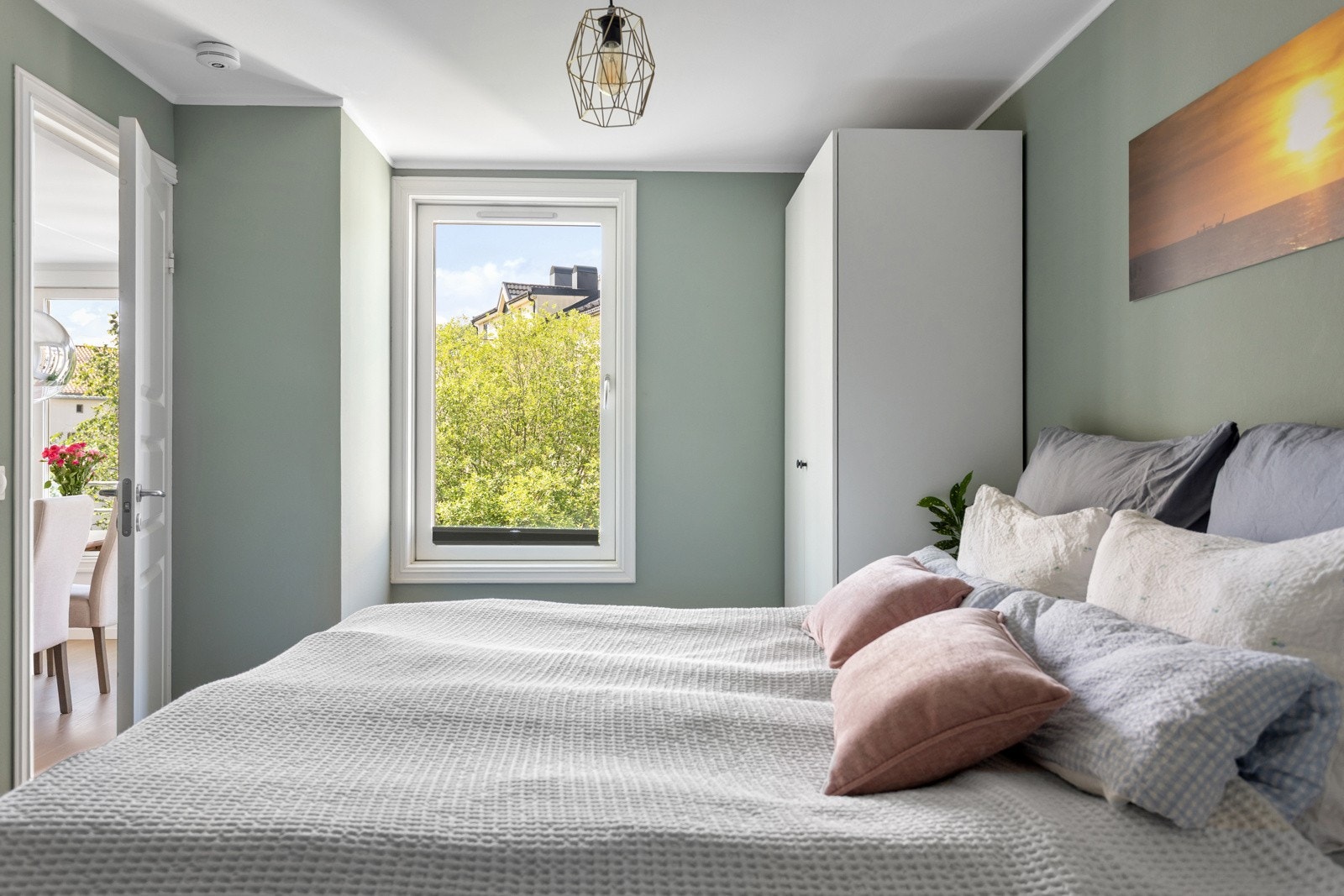 Grønt utsyn fra soverommet. Galleribilde