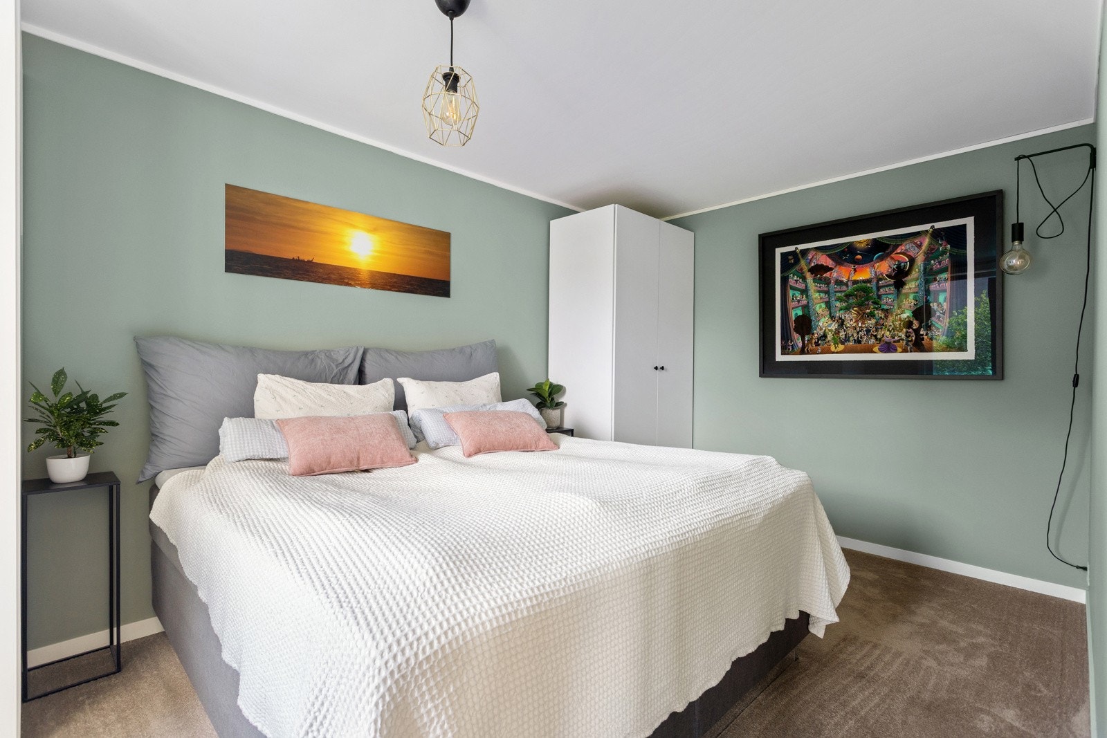 Delikat soverom med plass til dobbeltseng og garderobeskap på hver side av sengen. Galleribilde