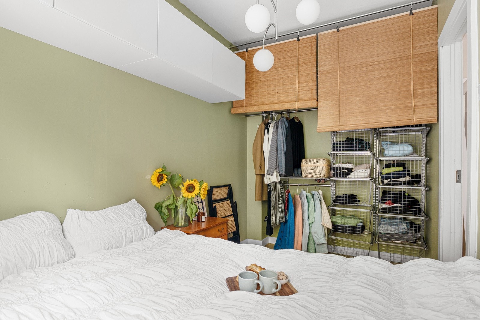 Rommet er holdt i behagelige og moderne farger Galleribilde