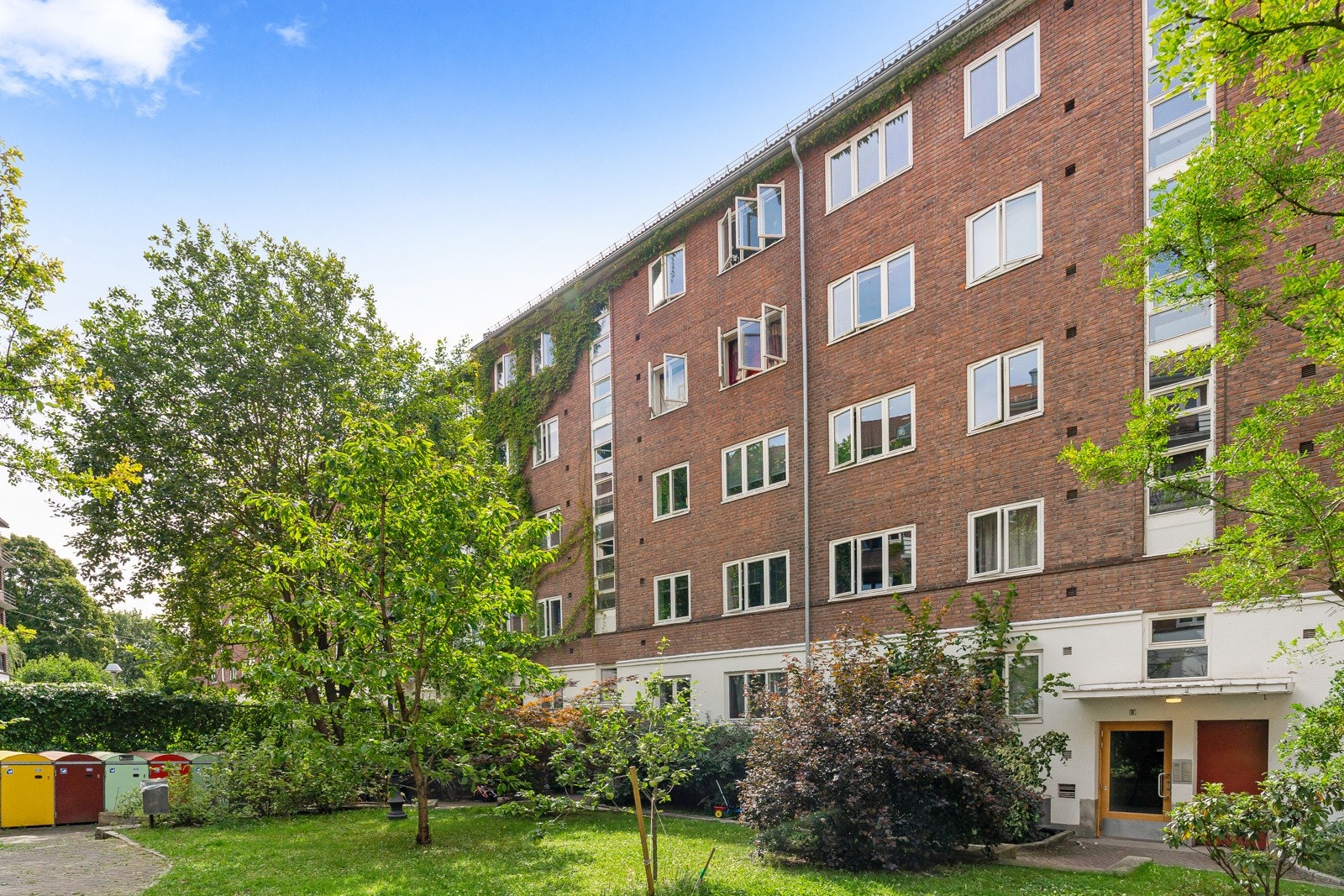 Dette er en attraktiv 2-roms i et sentralt og skjermet område på Tøyen, med "alt" innen gangavstand Galleribilde