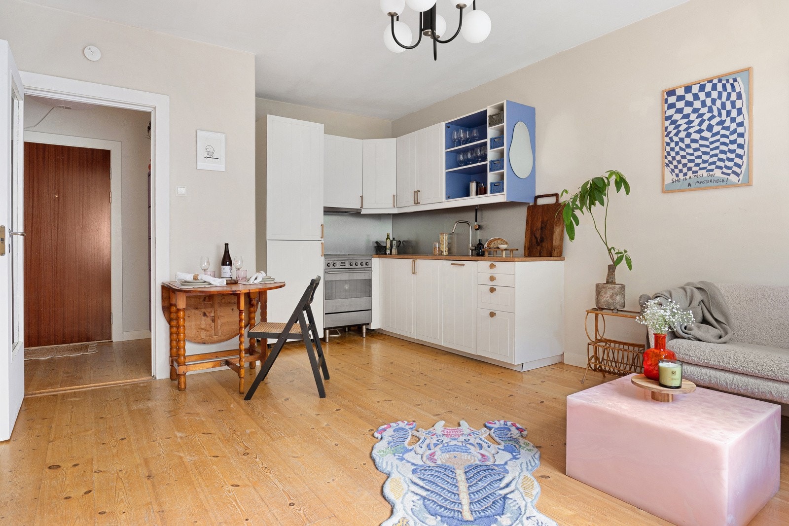 Innvendig holder leiligheten god standard etter oppussing i 2015-2017, samt gjennom selgers eiertid hvor blant annet kjøkken og overflater ble fornyet. Her kan du flytte rett inn! Galleribilde