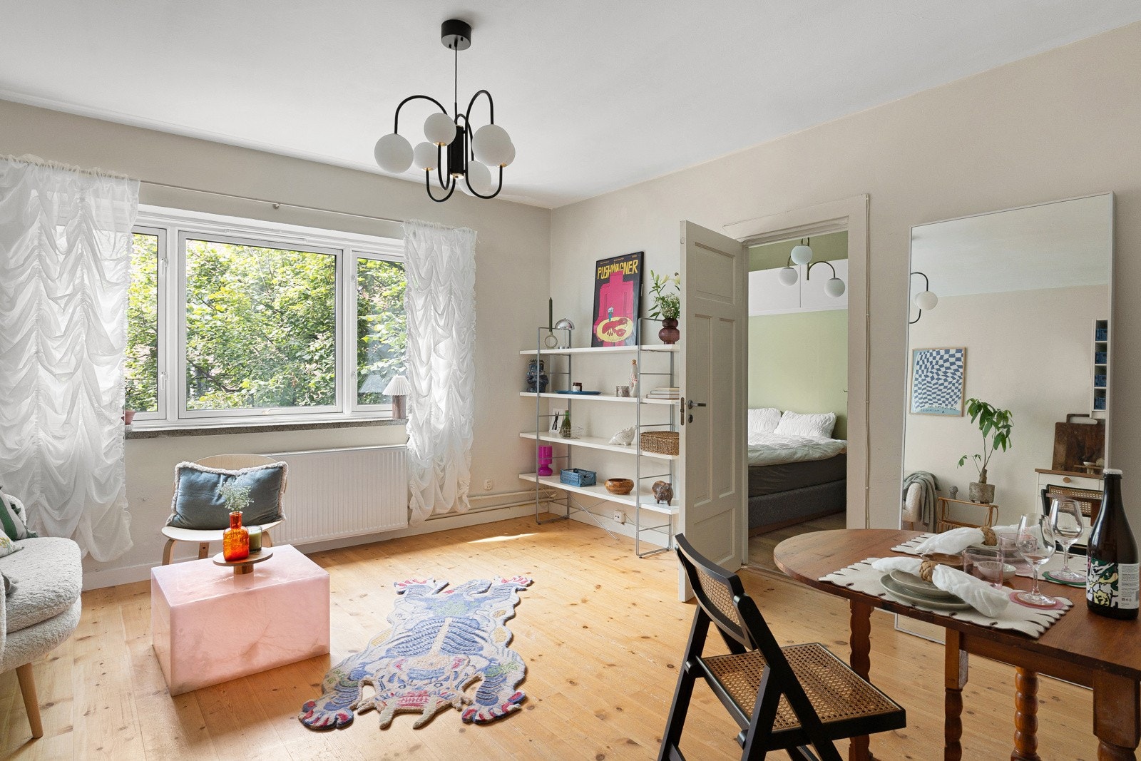 Selgers ord: "Selv om leiligheten på papiret er liten, føles den stor på grunn av den geniale planløsningen." Galleribilde