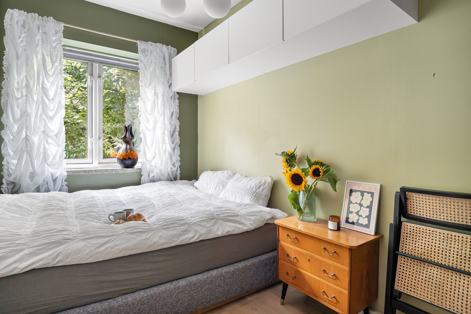 Romslig soverom med plass til dobbeltseng og garderobeløsning Galleribilde