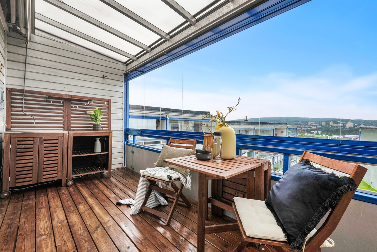 Et annet høydepunkt er en flott innglasset balkong. Med komfortable møbler, som puter og lamper eller levende lys kan du gjøre balkongen til en favorittplass! Galleribilde