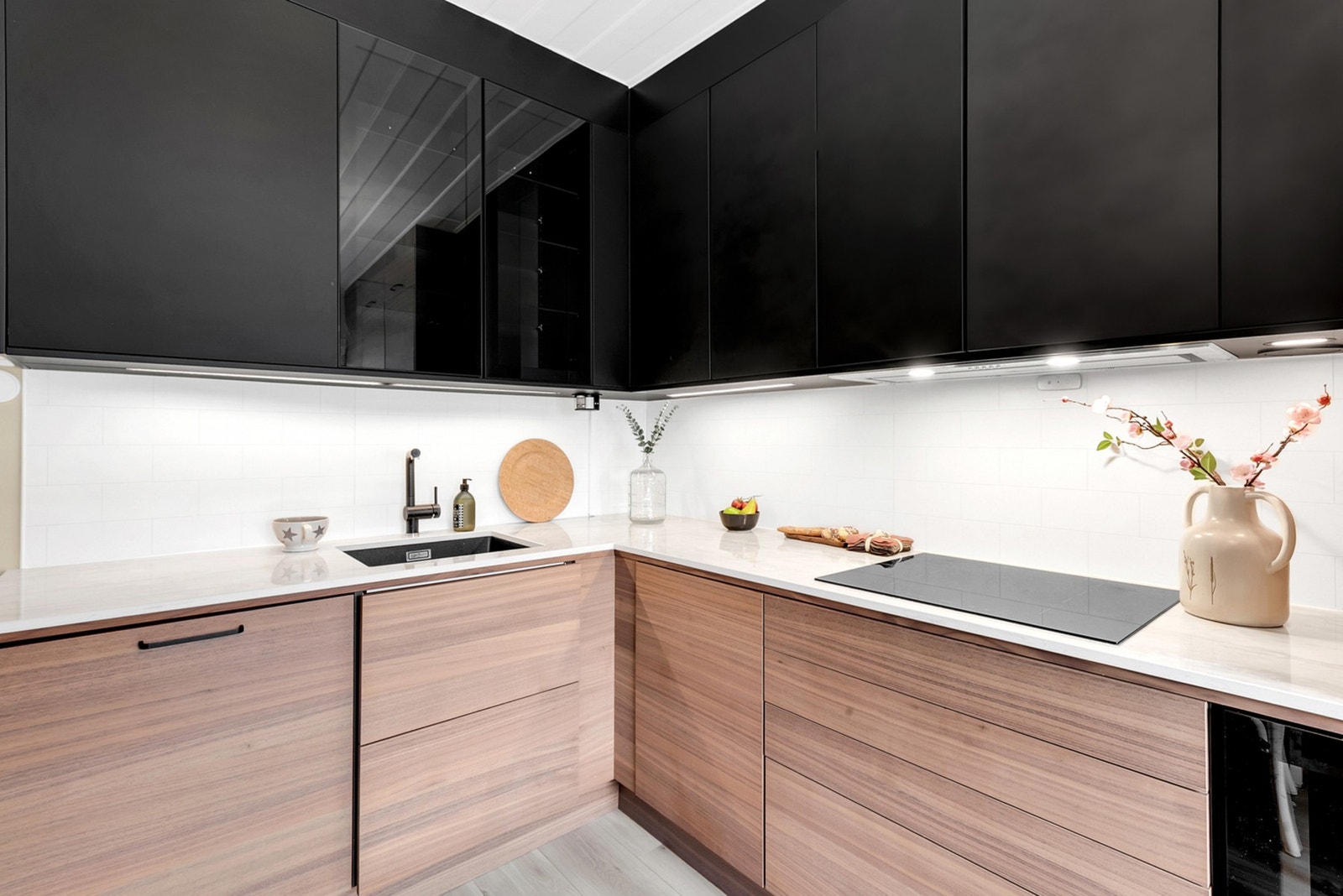 Det er nok lagringsplass til alle kjøkkenredskapene, ingrediensene og apparatene man trenger. Store skap og skuffer gjør det enkelt å holde kjøkkenet ryddig og organisert, slik at man alltid har det man trenger lett tilgjengelig. Galleribilde