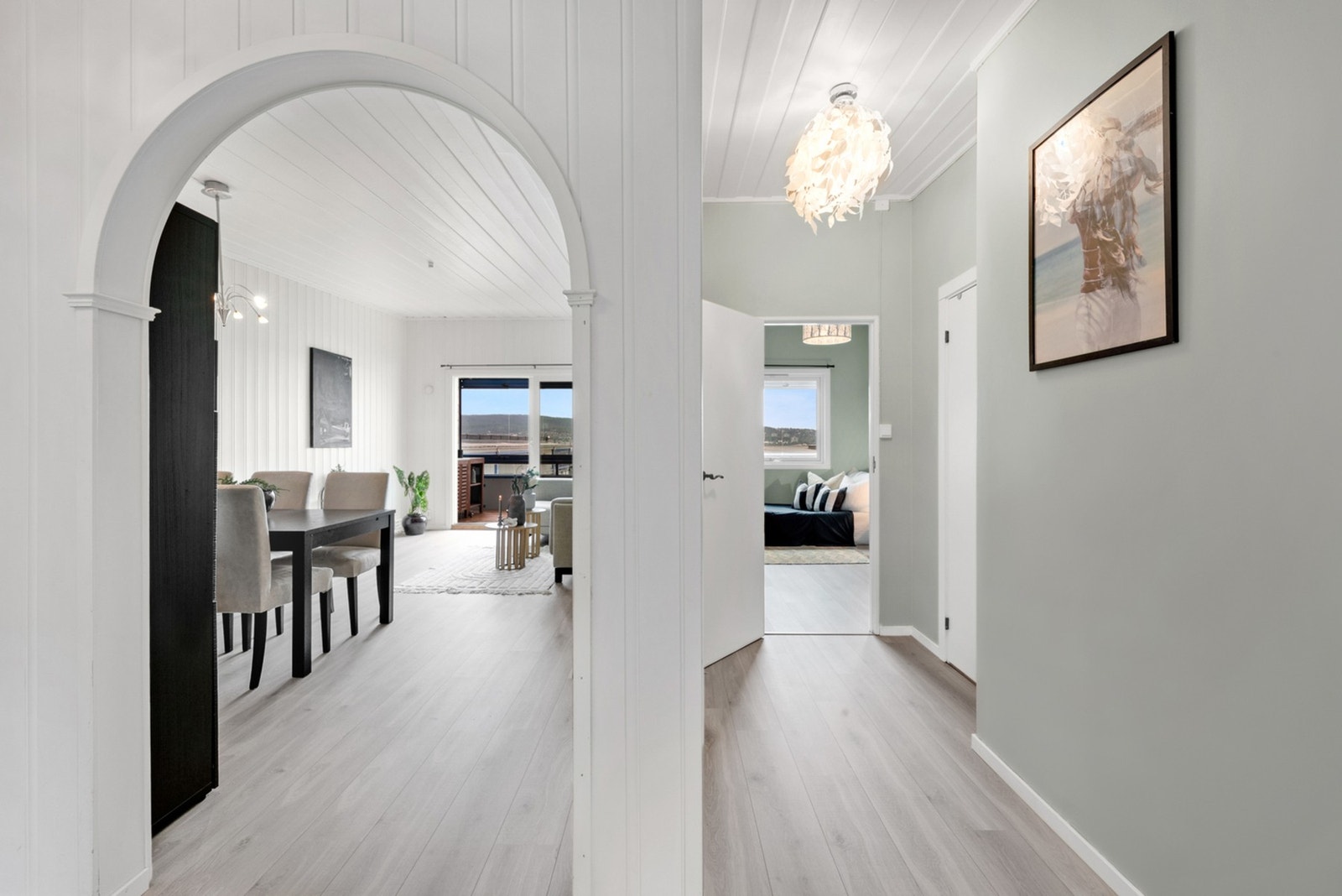 Praktisk planløsning med god flyt mellom oppholdsrom - ideell for familier som trenger både fellesarealer og private soner. Galleribilde