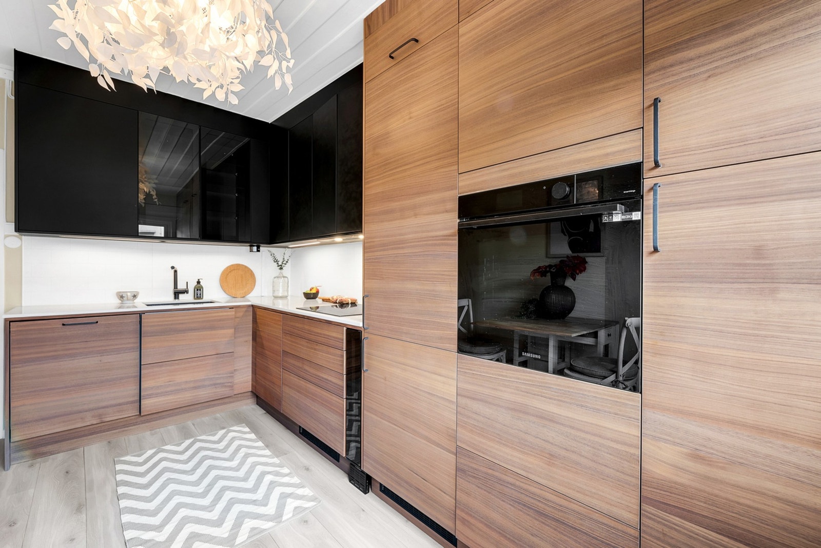 Stilrent kjøkken oppgradert i 2023 med moderne materialer og benkeplate i keramisk stein - en perfekt kombinasjon av funksjon og estetikk. Galleribilde