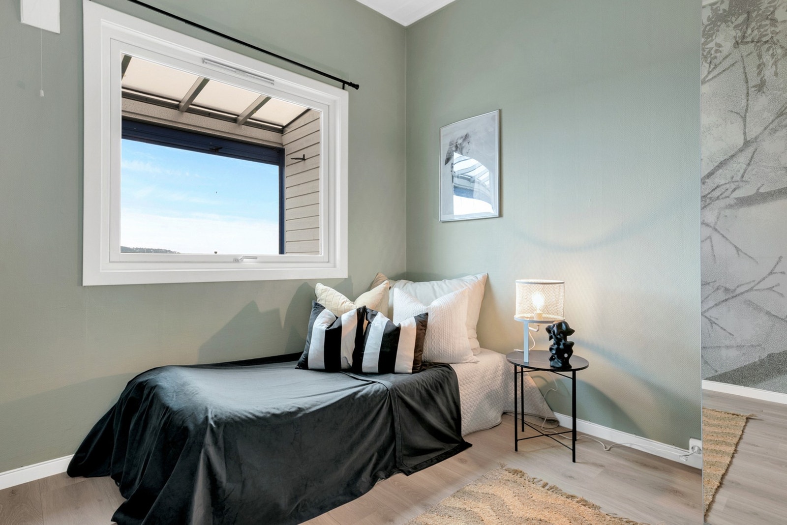 Hovedsoverommet har god plass til dobbeltseng, nattbord og en stor garderobeløsning som gir gode oppbevaringsmuligheter. Galleribilde