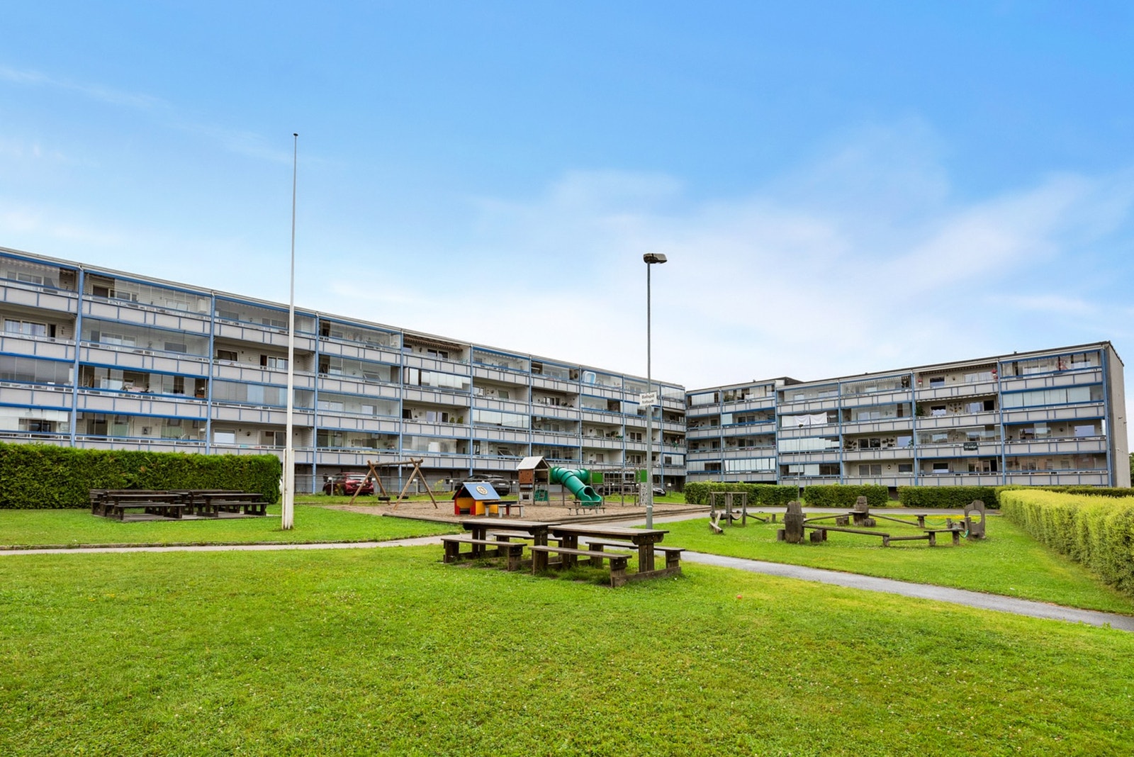 Uteareal er pent opparbeidet med plen, beplantning, lekeplass, sittegrupper samt asfalterte adkomstveier og parkeringsplasser. Galleribilde