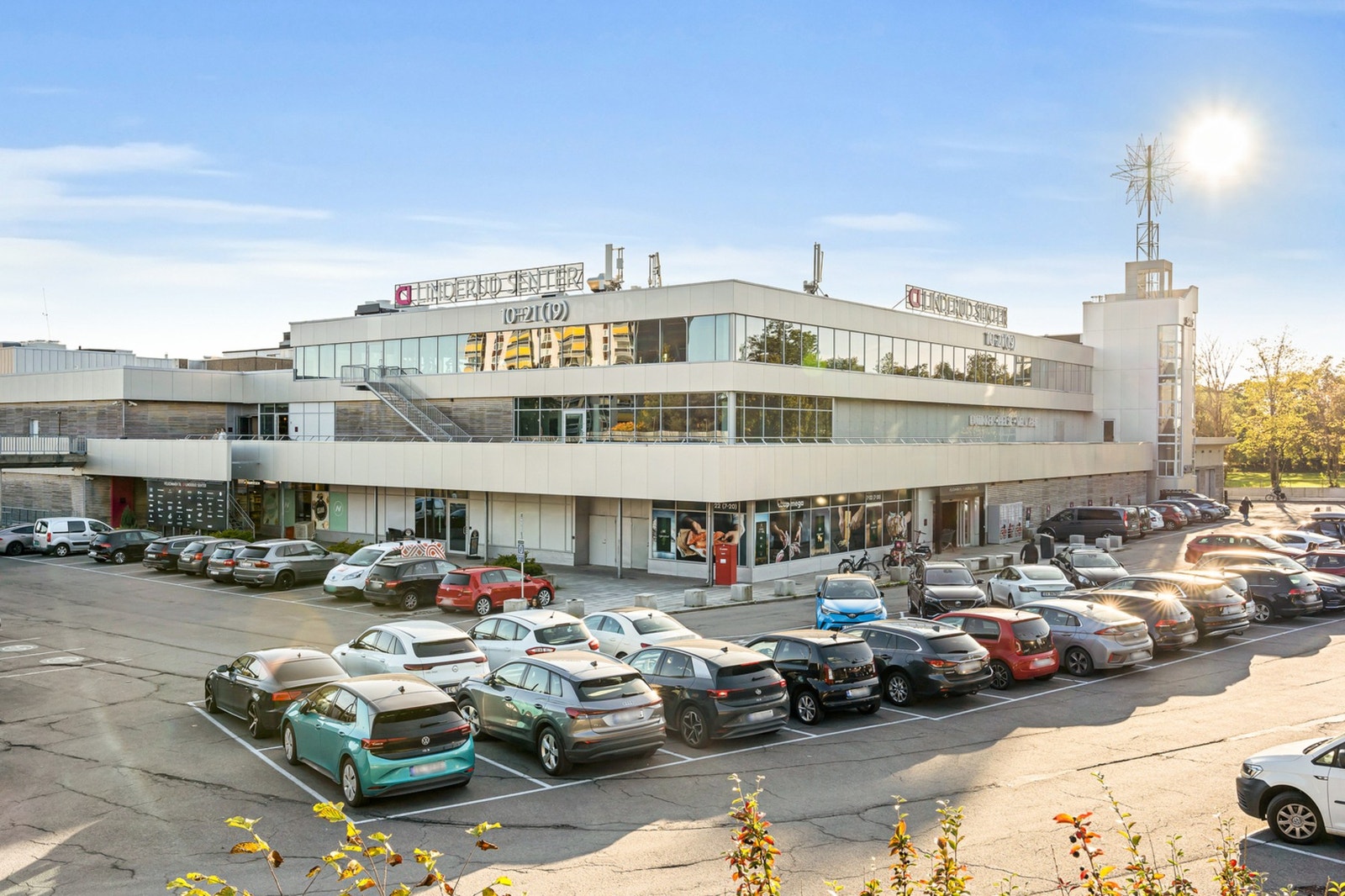 En kort kjøretur unna ligger Linderud Senter - med over 60 butikker og tjenester. Galleribilde