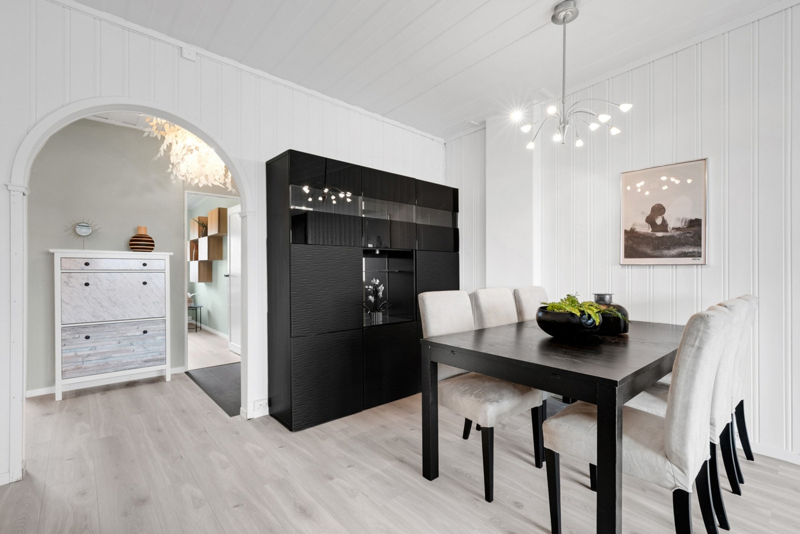 Rommet har en god utforming og gjør det lett å innrede med både stue, TV-sone samt spisebordborsmøblement. Galleribilde