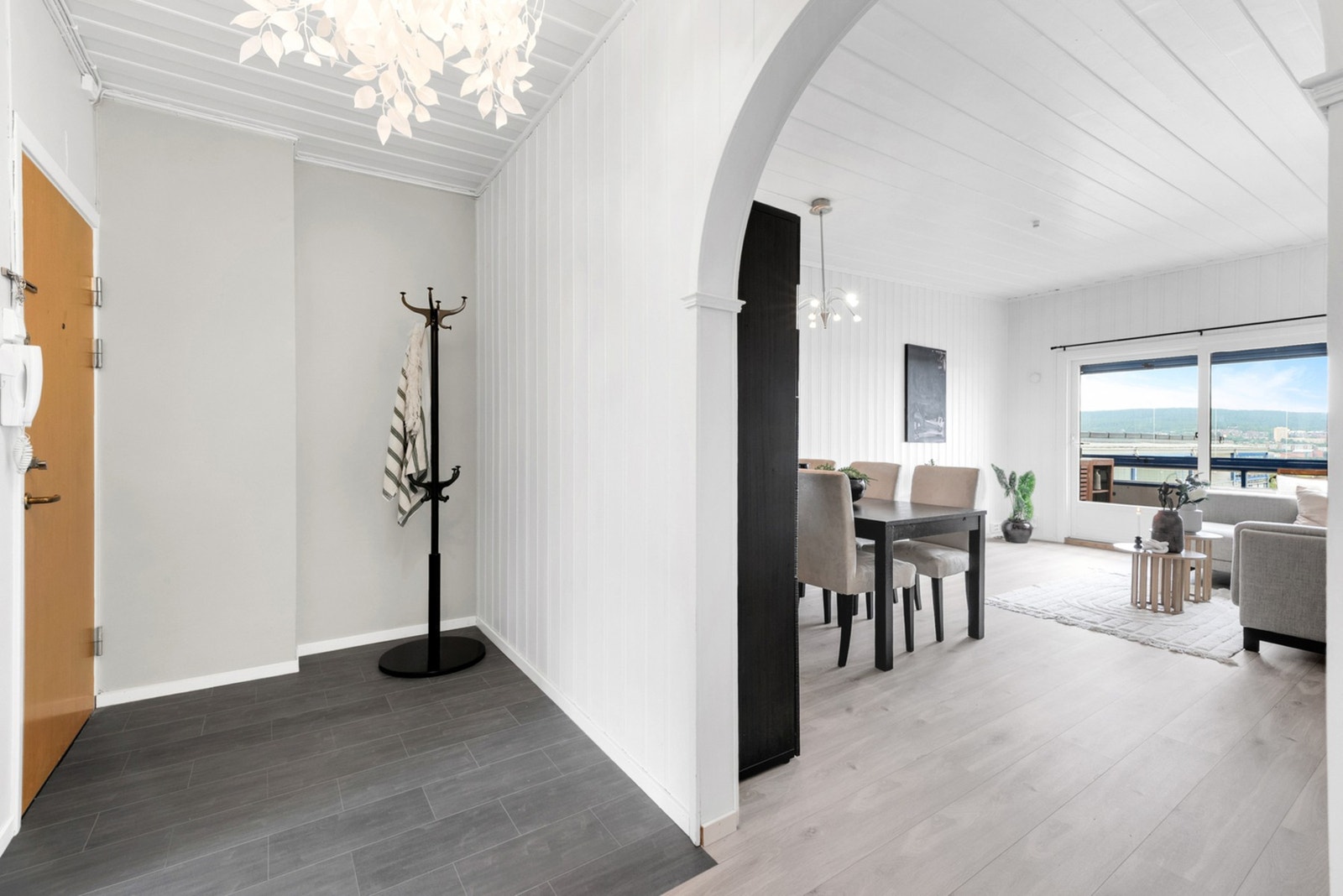 Inngangspartiet er romslig med potensial for garderobeinnredning. Galleribilde