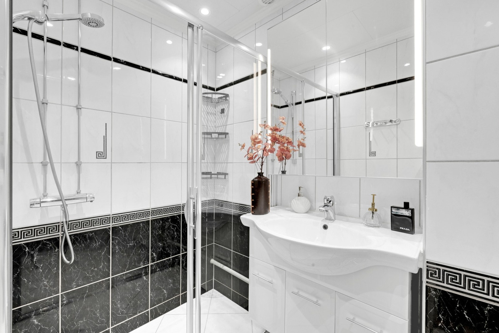 Baderom fra 2009 med behagelig elektrisk gulvvarme. Galleribilde