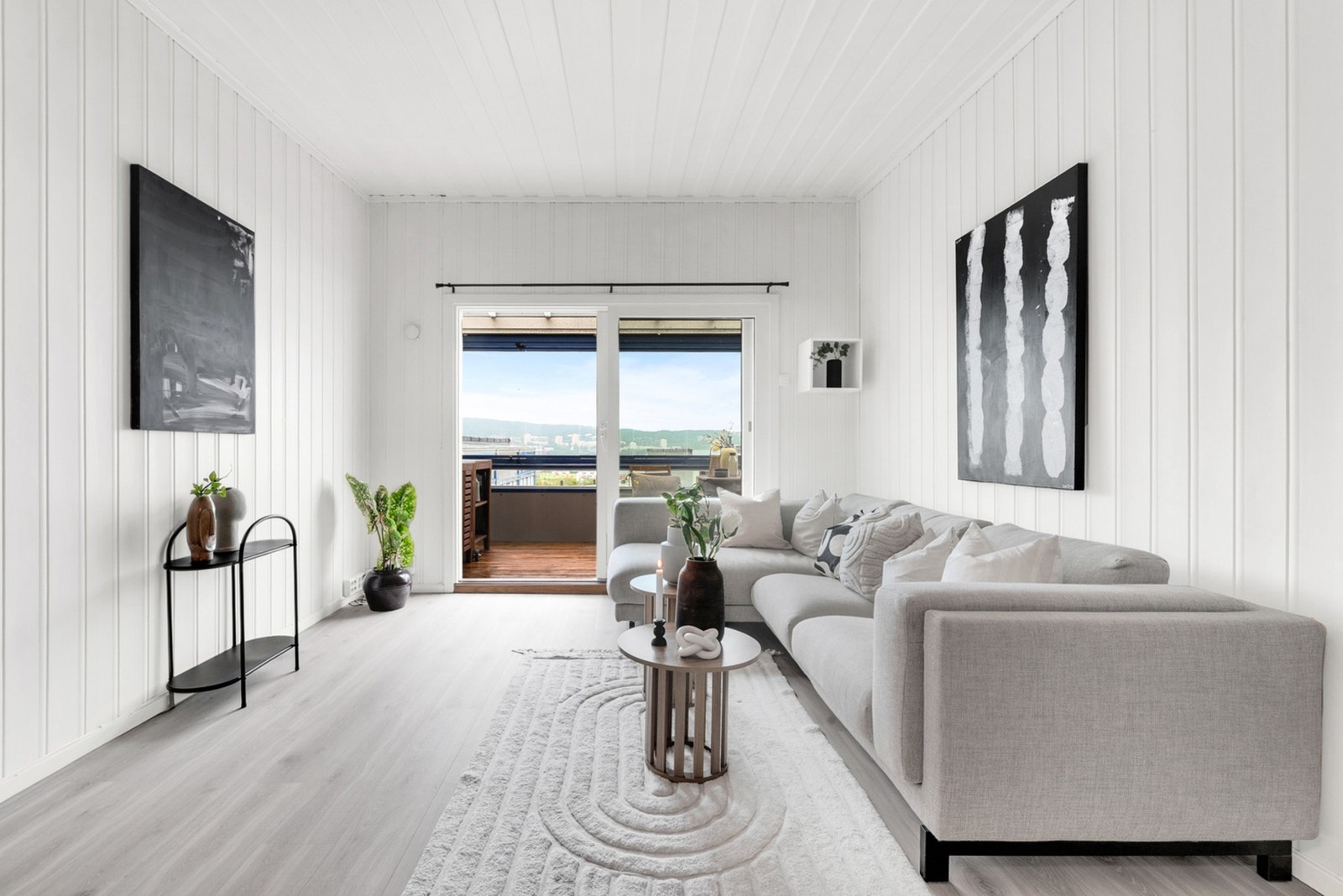 Stuen oppleves som romslig og innbydende, med store vindusflater som slipper inn rikelig med dagslys og skaper en lun og behagelig atmosfære. Galleribilde