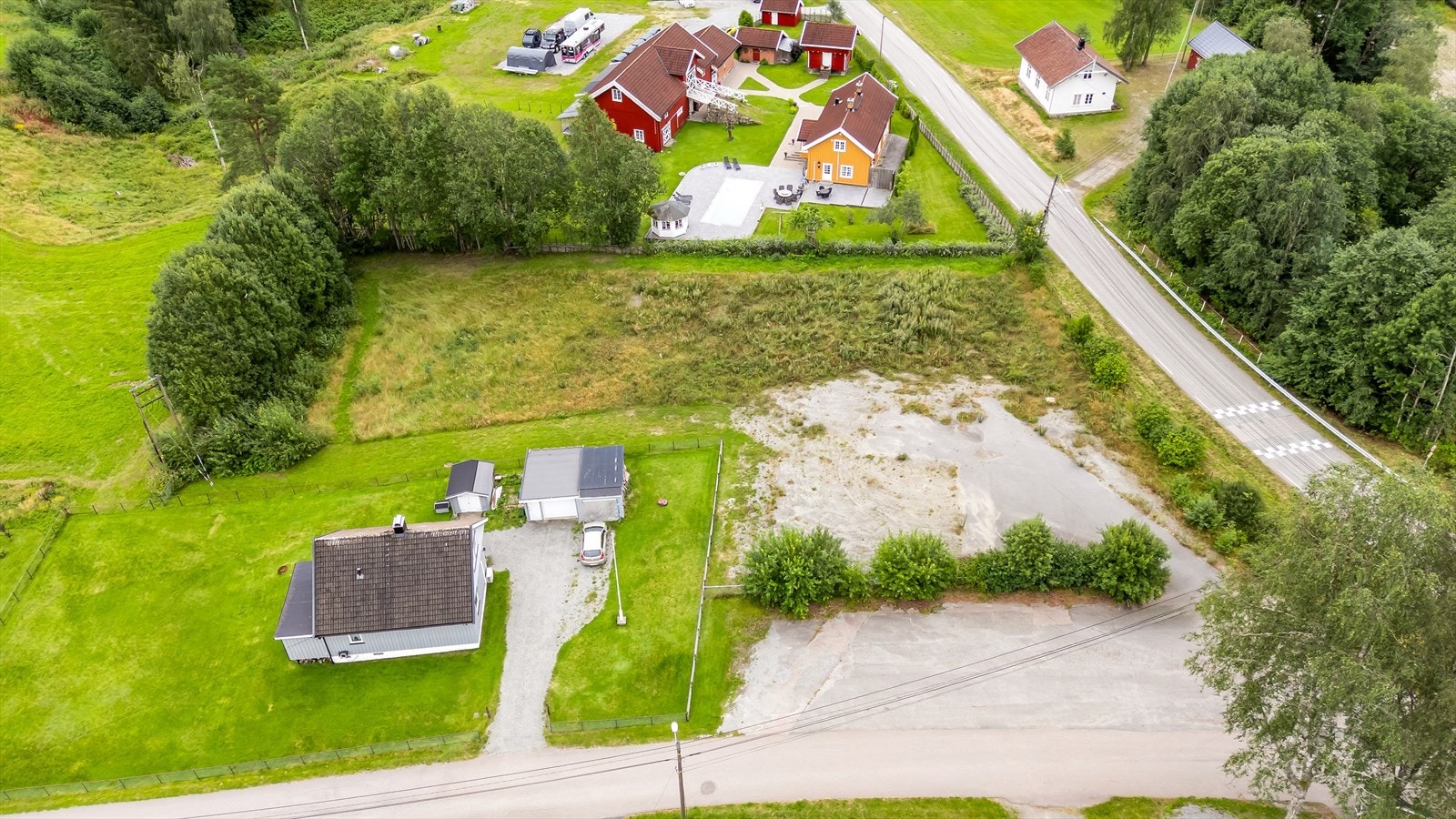 Dette er en meget romslig og ubebygd boligtomt på 3 286,9 m² Galleribilde