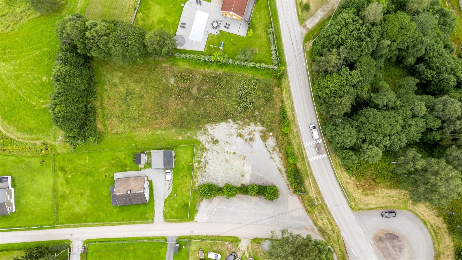 Det er ca. 4,5 km (7 min. med bil) til Løken som er nærmeste tettsted, med noe større utvalg av butikker og service tilbud Galleribilde