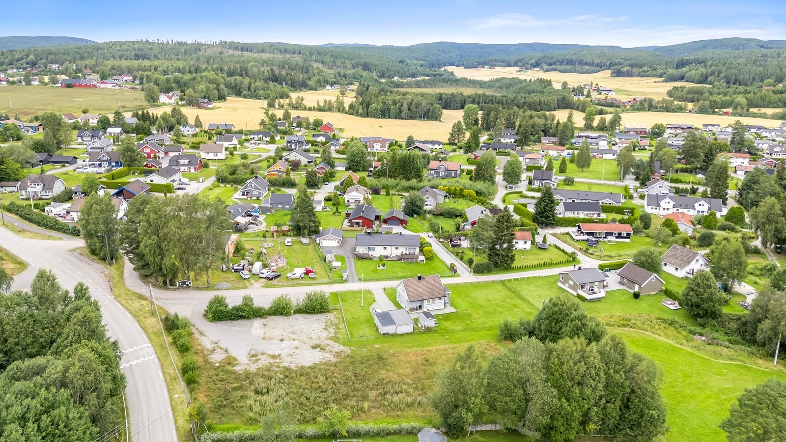 Det er flere flotte friluftsmuligheter i området, fine bade-, og fiskevann samt turstier og oppkjørte skiløyper på vinter Galleribilde