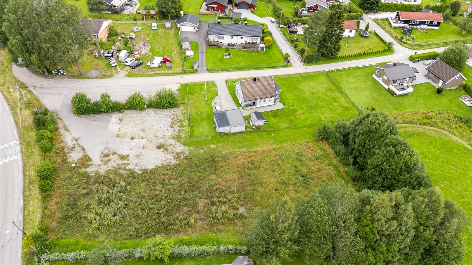 Det er også blitt foretatt flere ulike grunnundersøkelser av tomten som det anbefales at man setter seg godt inn i. Disse kan fås ved nærmere henvendelse til megler Galleribilde