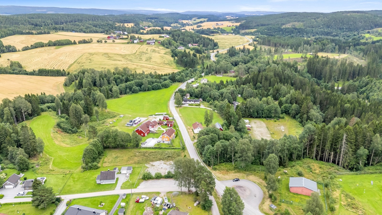 Det er ca. 18 km til Bjørkelangen som er kommunesenter og har ytterligere med handels- og aktivitetstilbud Galleribilde