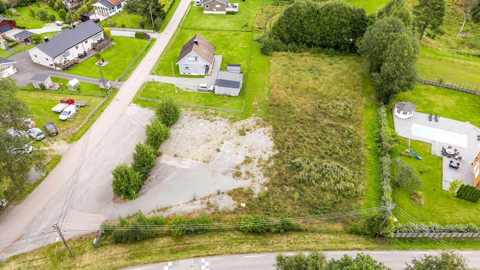 Tomten benyttes i dag midlertidig til anleggs- og lagringsplass i forbindelse med bygging av ny gang-/sykkelvei mellom Moe og Løken Galleribilde