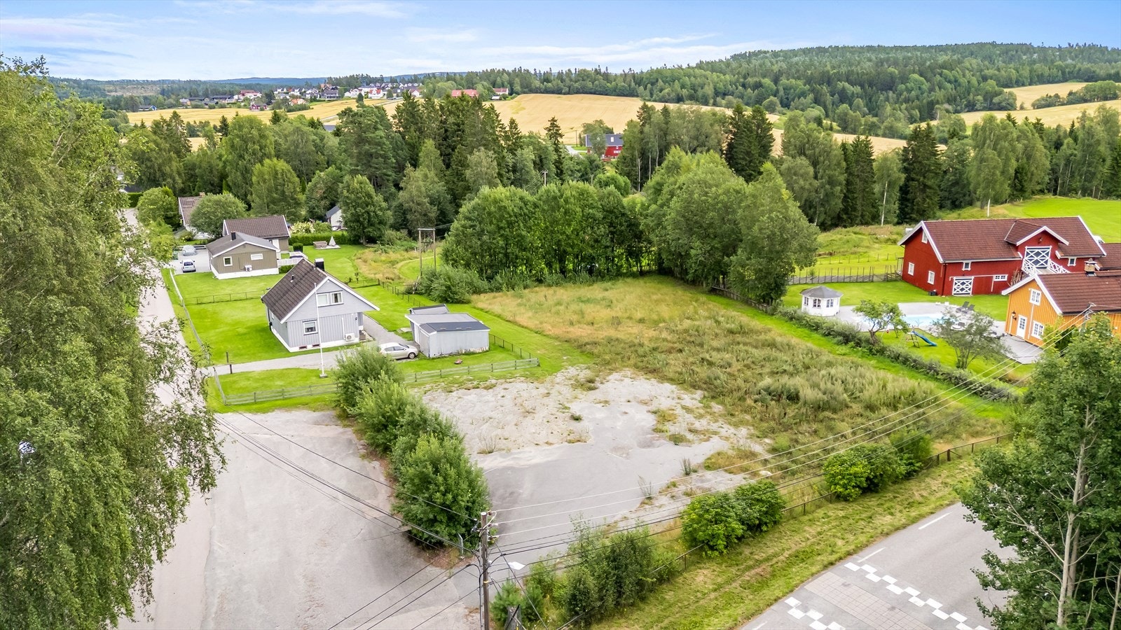 Tidligere Hofmoen skole lå på tomten, men den ble revet i 2019 Galleribilde