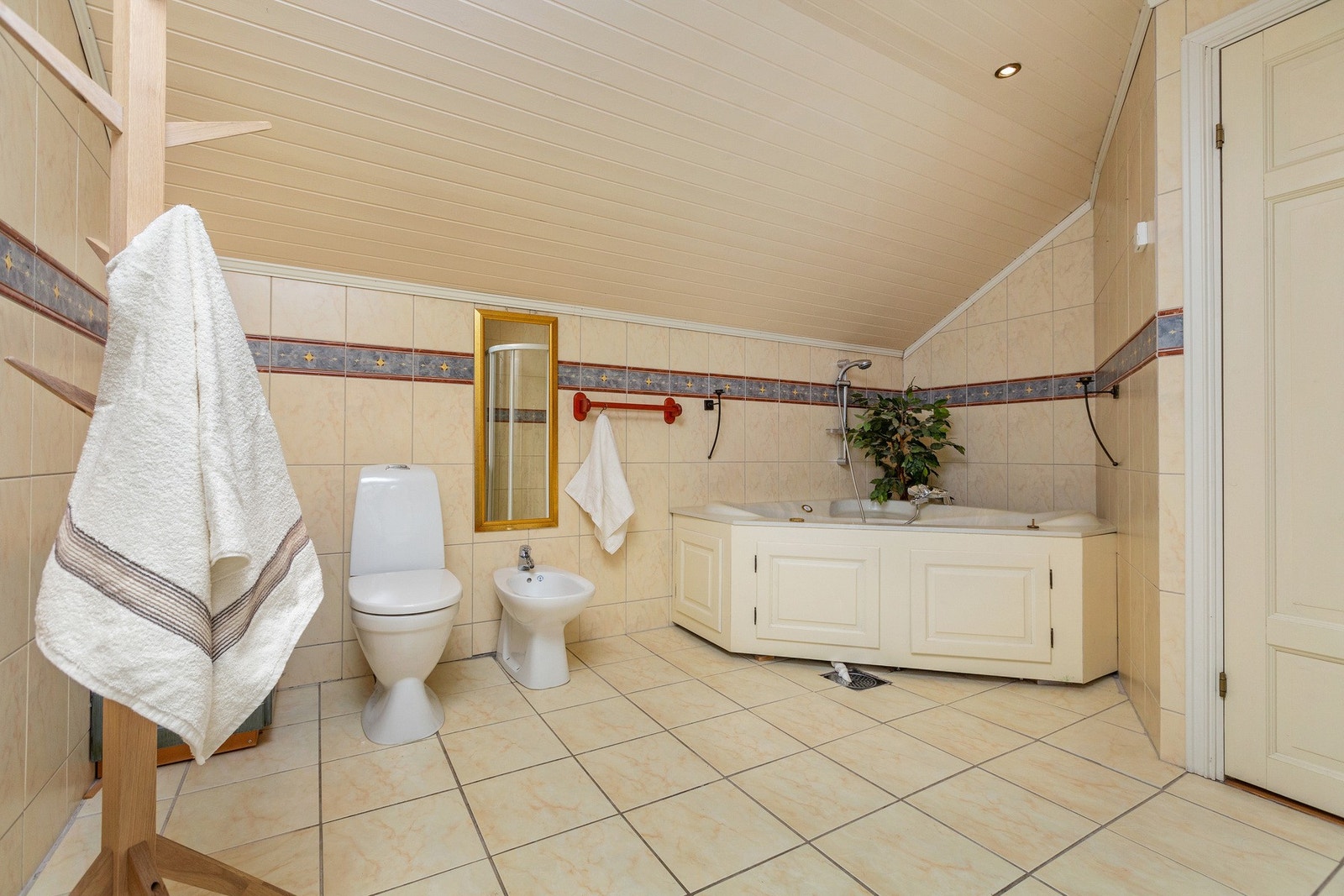 Romslig og flislagt bad i eneboligen. Galleribilde