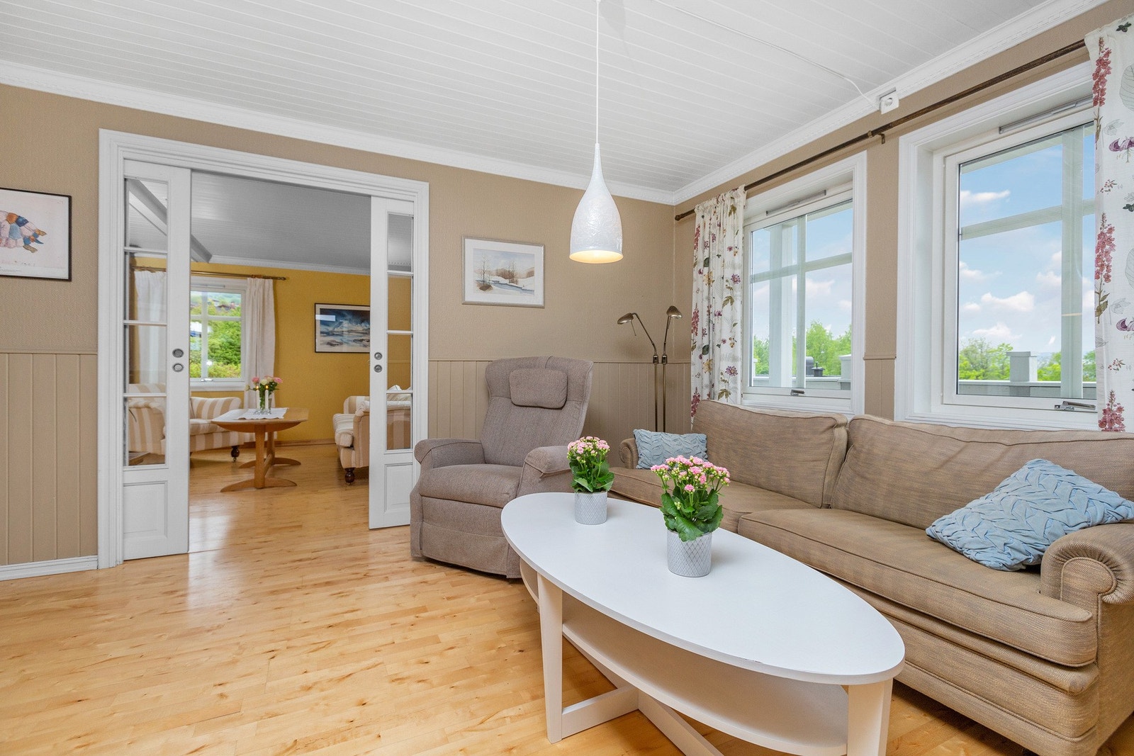 Eneboligen har 2 stuer adskilt med dobbel glassdør. Galleribilde