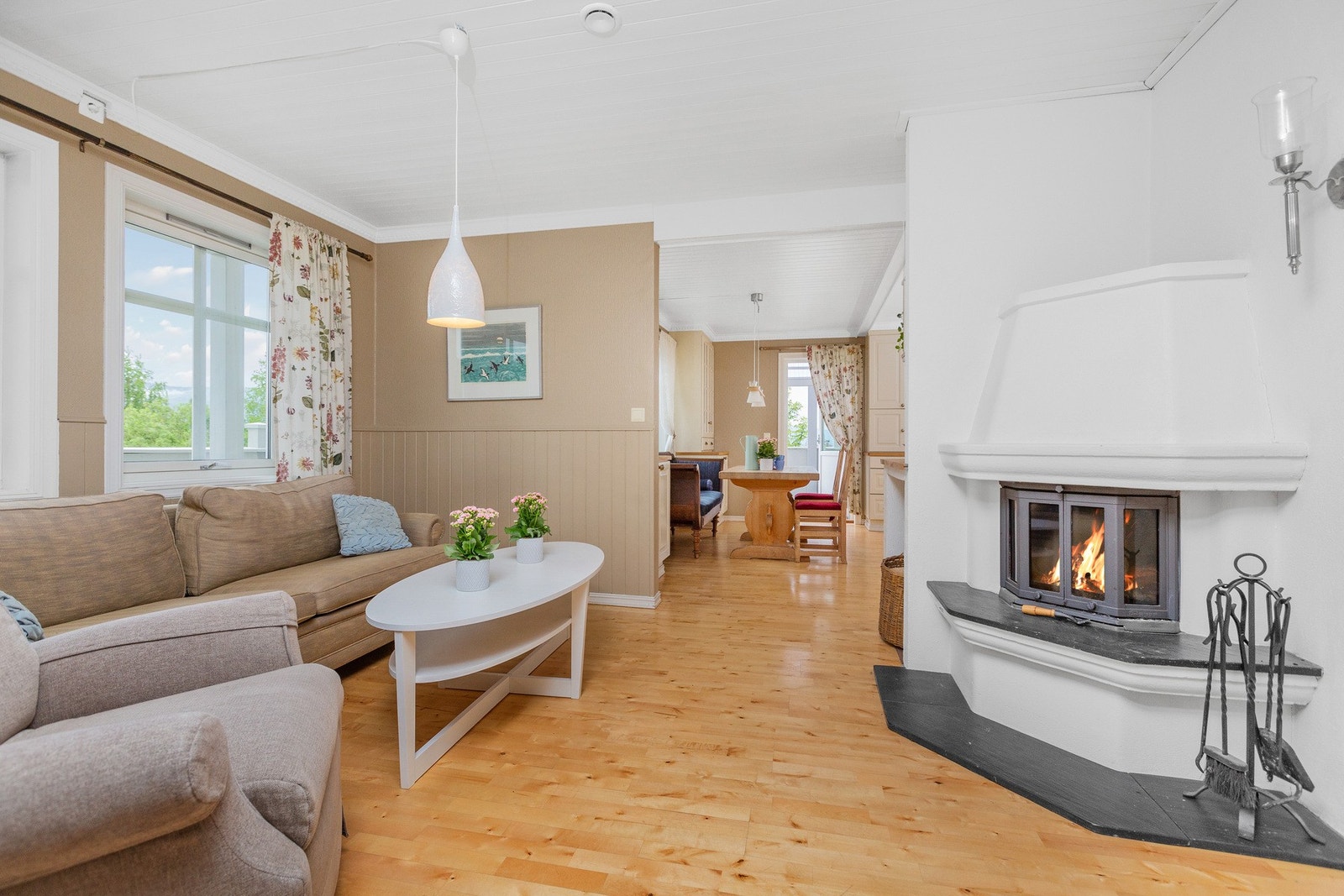 Hyggelig stue med peisinnsats. Galleribilde