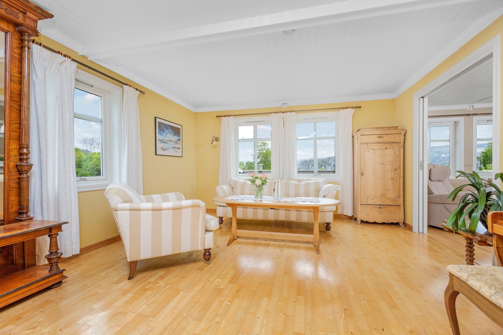 Gode vindusflater i tilknytning til stuene i eneboligen. Galleribilde