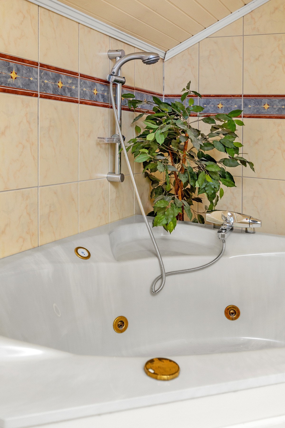 Hjørnebadekar med hånddusj. Galleribilde