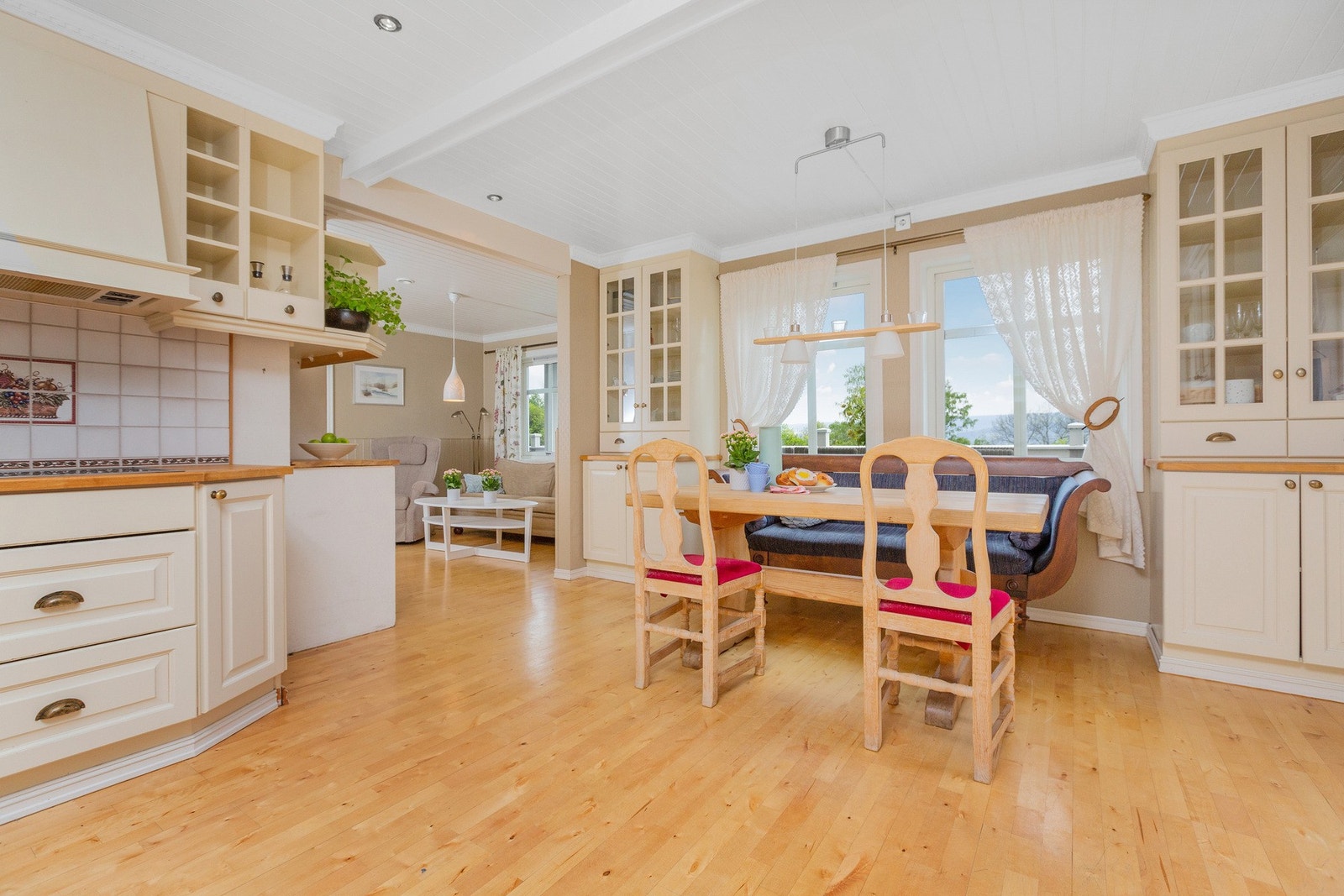 Romslig og praktisk kjøkken med god skap -og benkeplass. Galleribilde