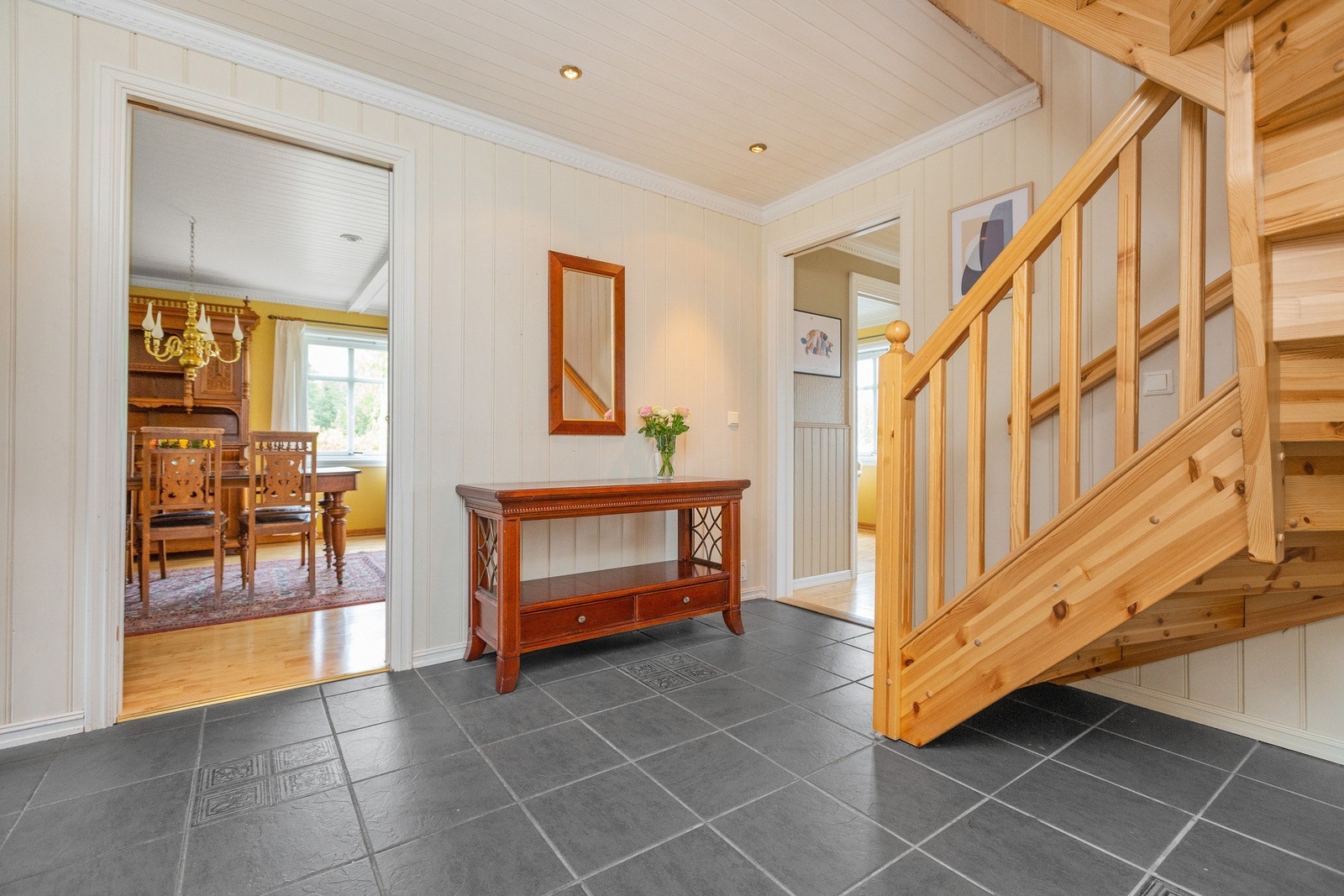 Romslig entre/hall i eneboligen med trapp opp til 2. etasje. Galleribilde