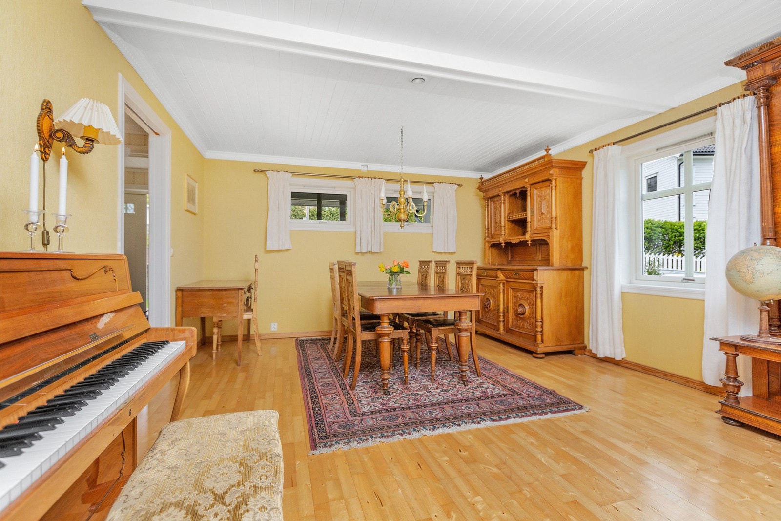 Del av stue med plass for romslig spisestue. Galleribilde