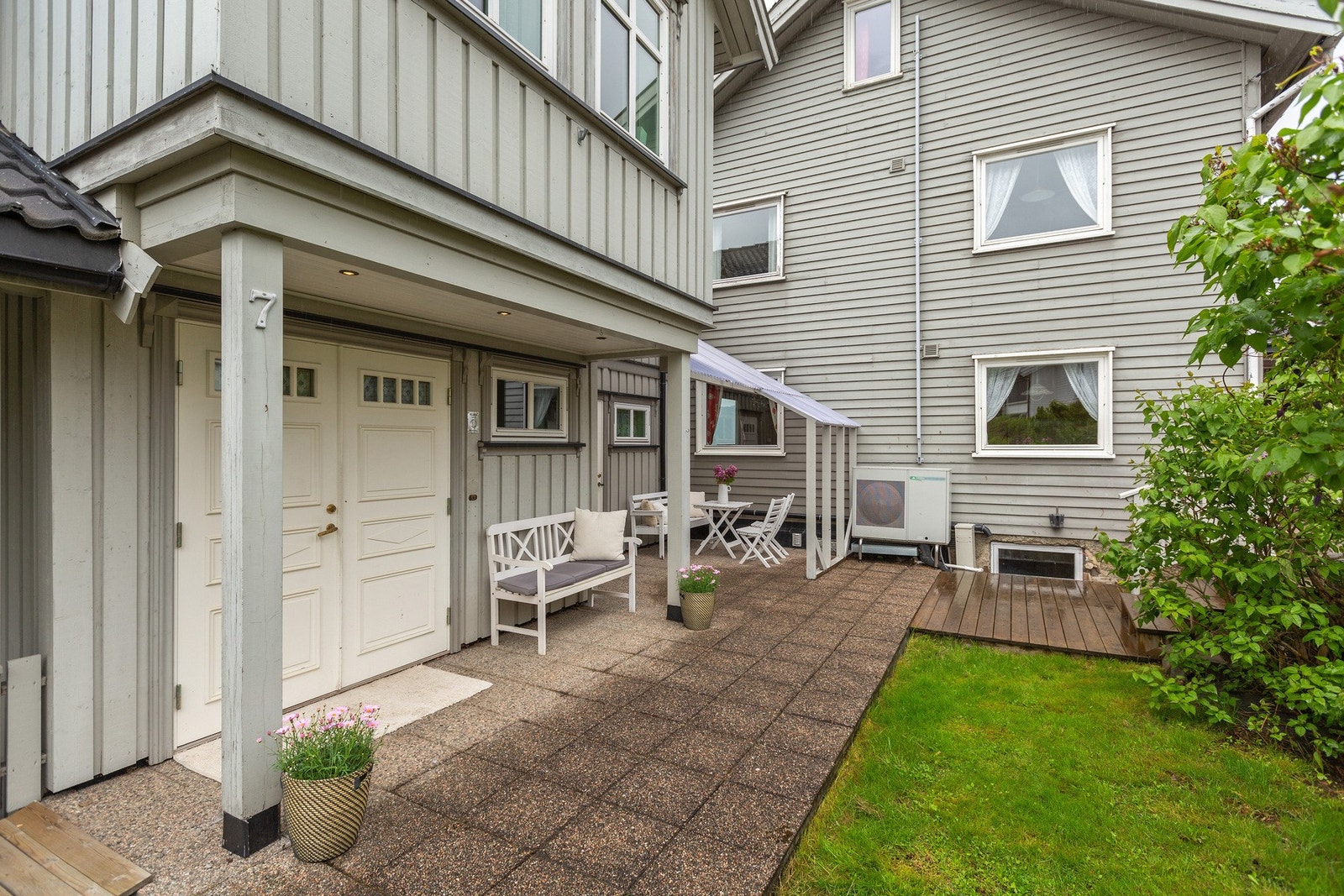 Inngangspartiet til eneboligen (seksjon 3). Galleribilde