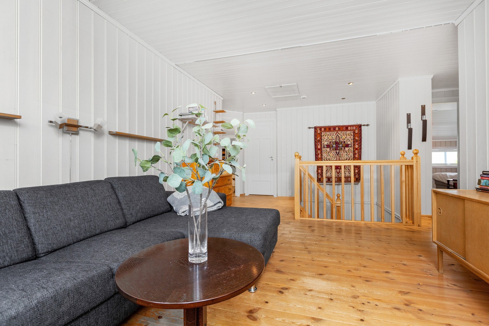 Loftsstue med god plass for sofagruppe. Galleribilde