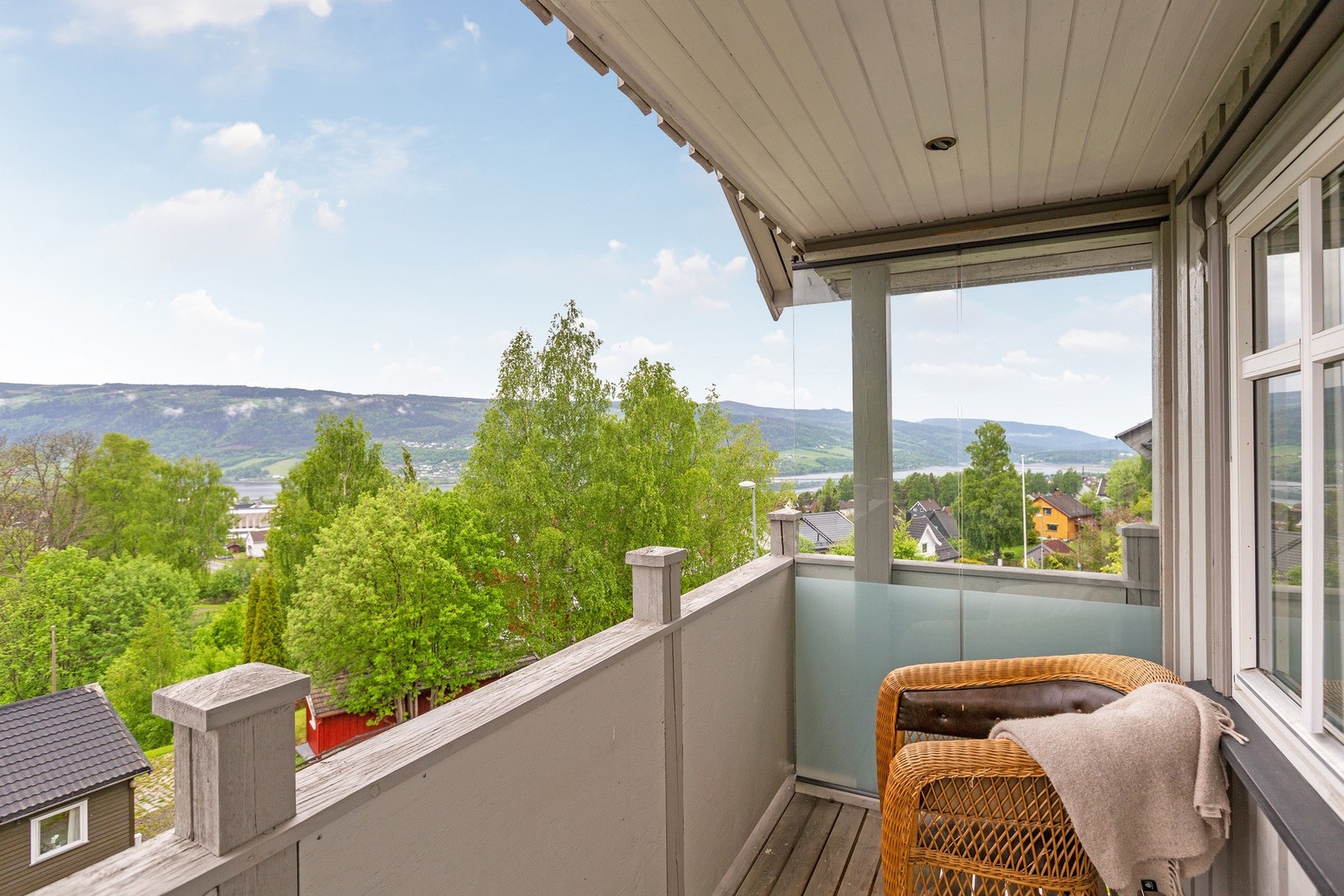 Meget fint beliggende med lang ettermiddag og kveldssol. Flott utsyn mot deler av byen. Galleribilde