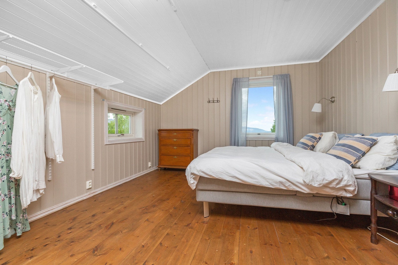 Eneboligen har totalt 4 gode soverom lokalisert i 2. etasje. Galleribilde