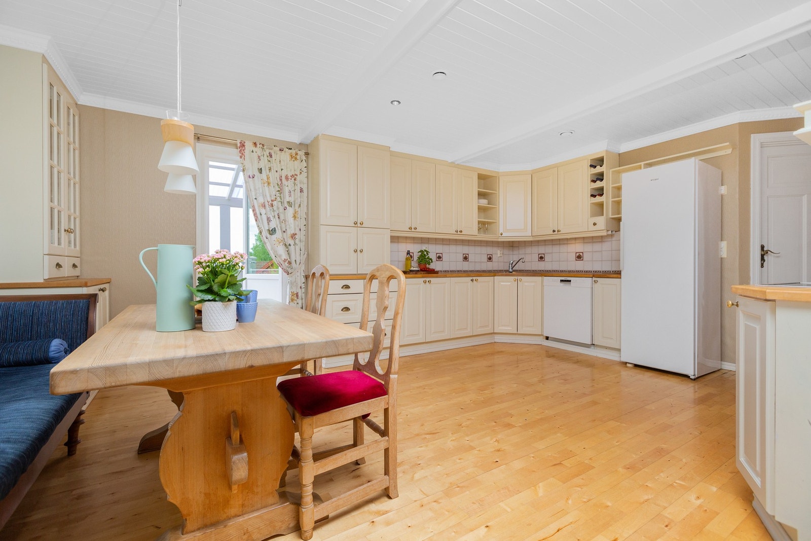 Del av kjøkken også med plass for spisegruppe. Galleribilde