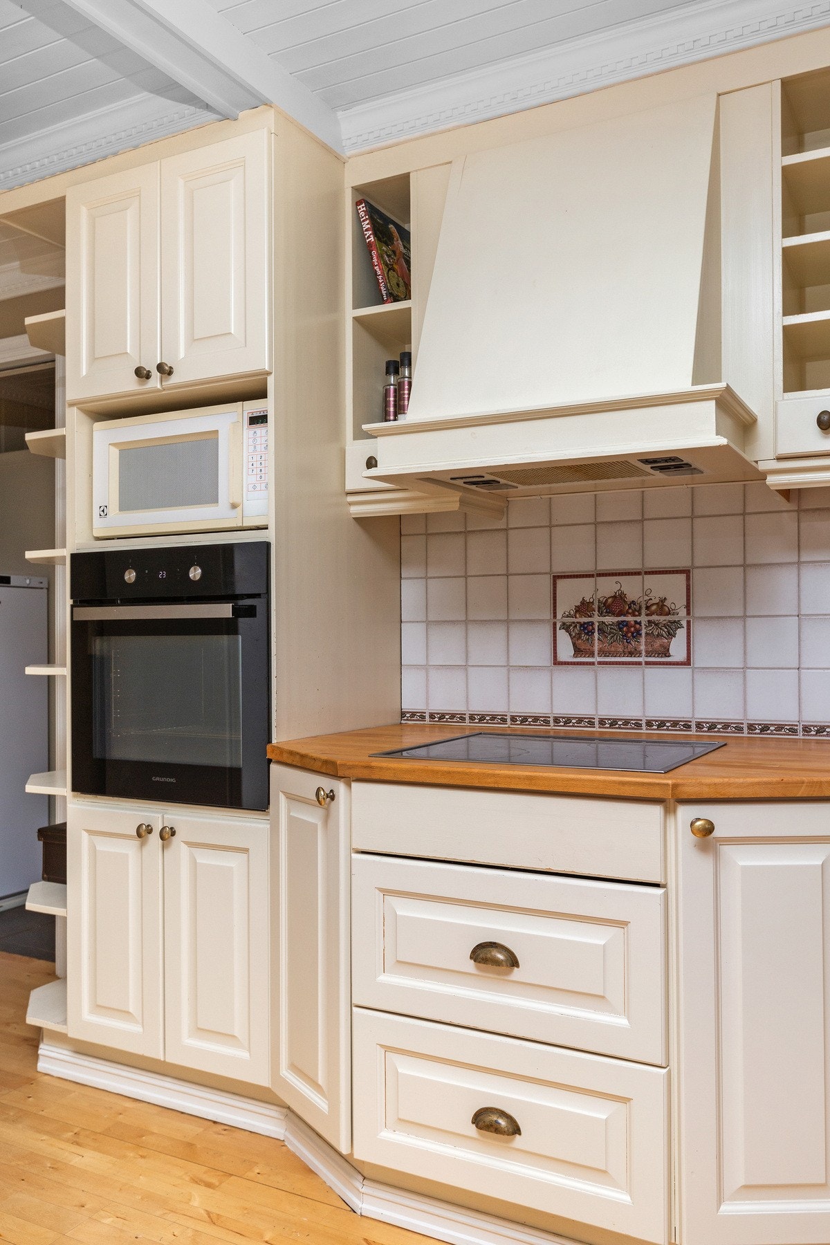 Platetopp og komfyr er innebygget og medfølger salget. Galleribilde