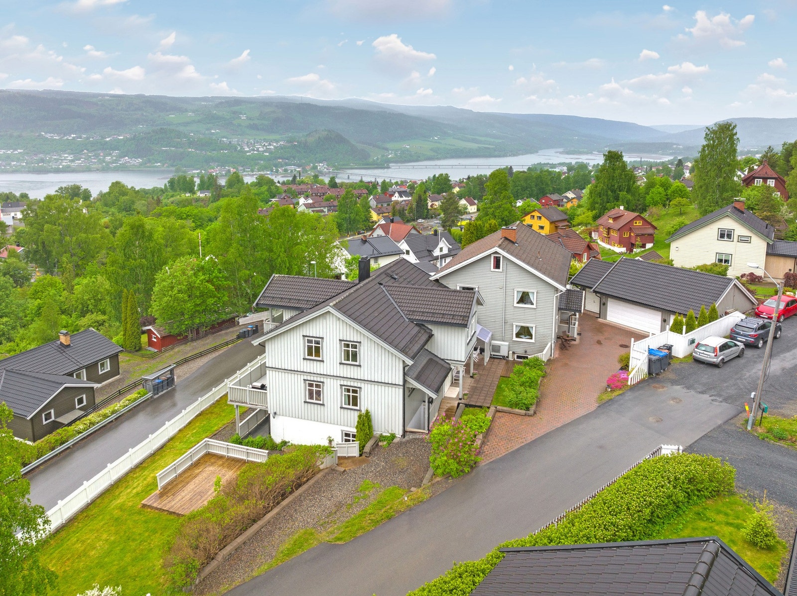 Rolf Lundes veg 7 består av to seksjoner, enebolig over 2 etasjeplan samt en sokkelleilighet. Galleribilde