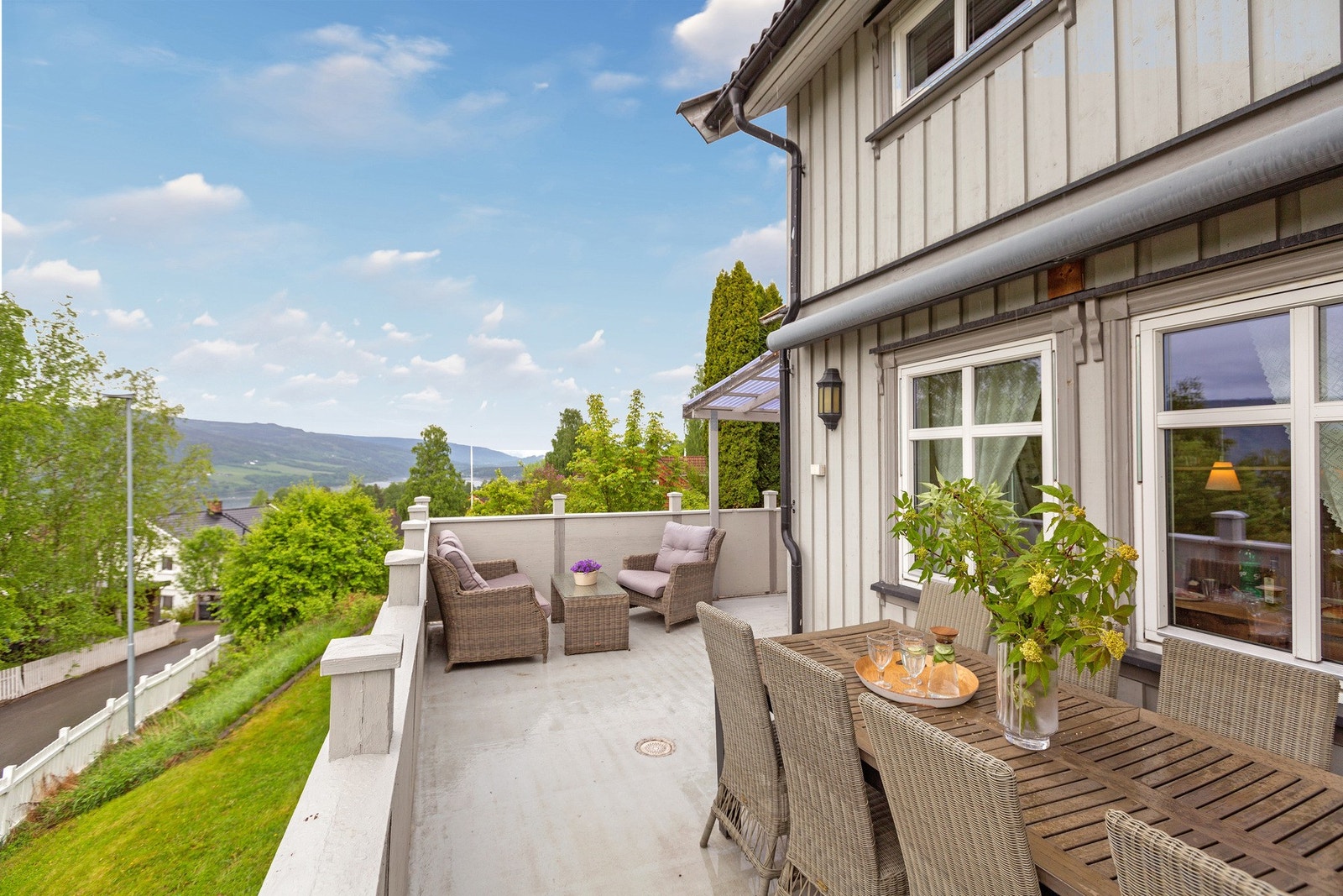 Terrasse med god plass for flere sittegrupper. Galleribilde