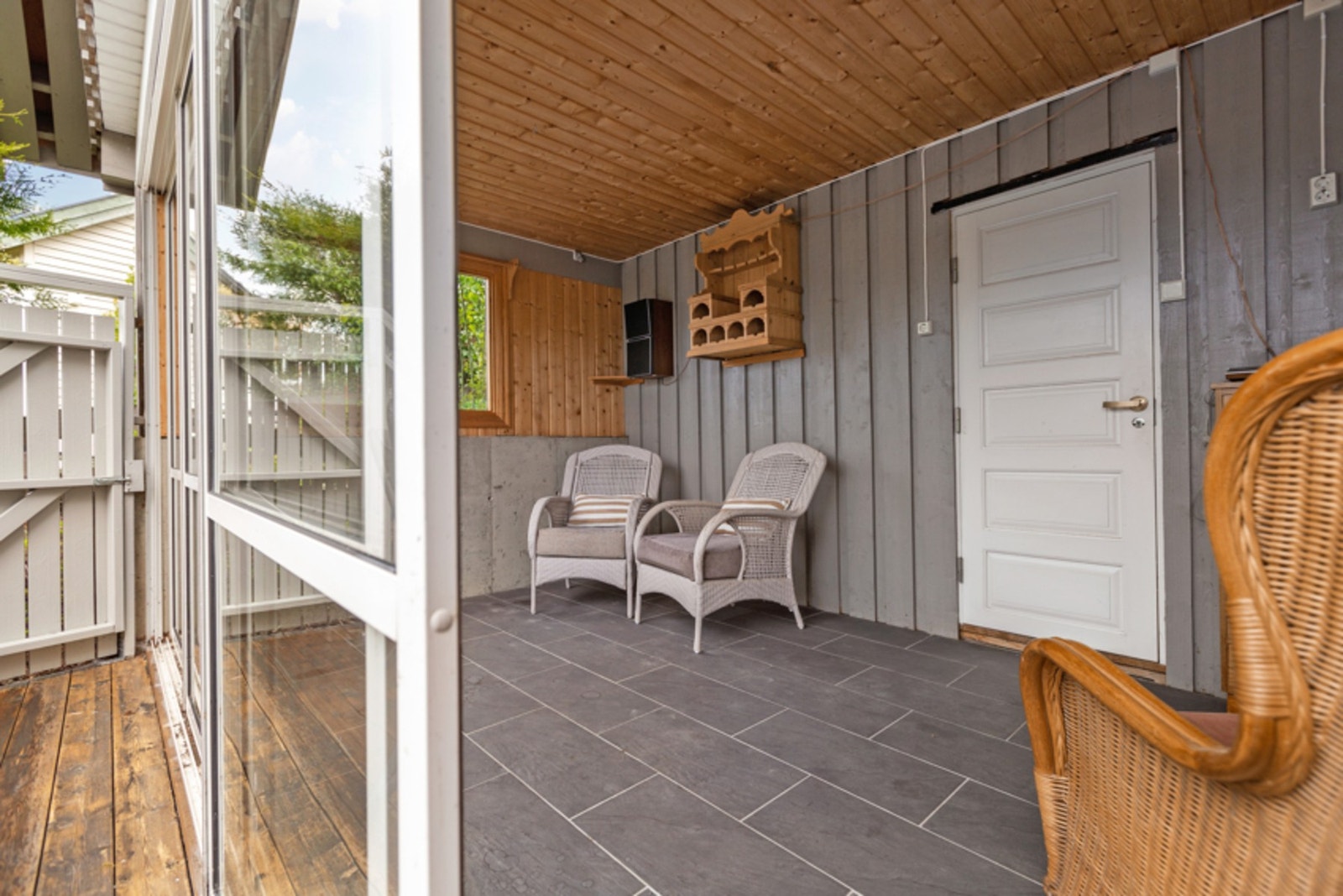 Overbygget uteplass med flislagt gulvareal. Galleribilde