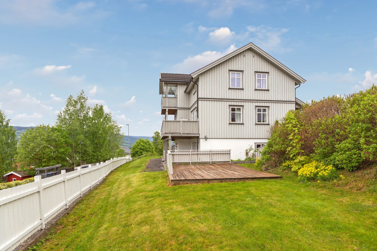 Tomtens nedre nivå har en fin og praktsik terrasseplatting. Galleribilde
