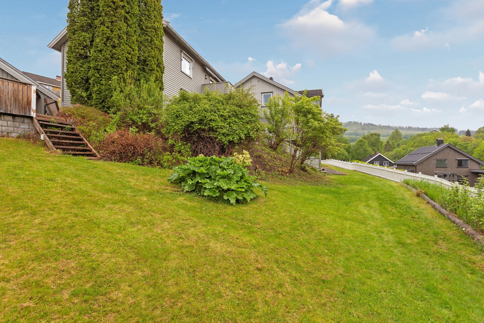 Tomten er felles for alle fire boligseksjoner i Rolf Lundes veg 5 og 7. Her avbildet i nordvestre hjørnet. Galleribilde