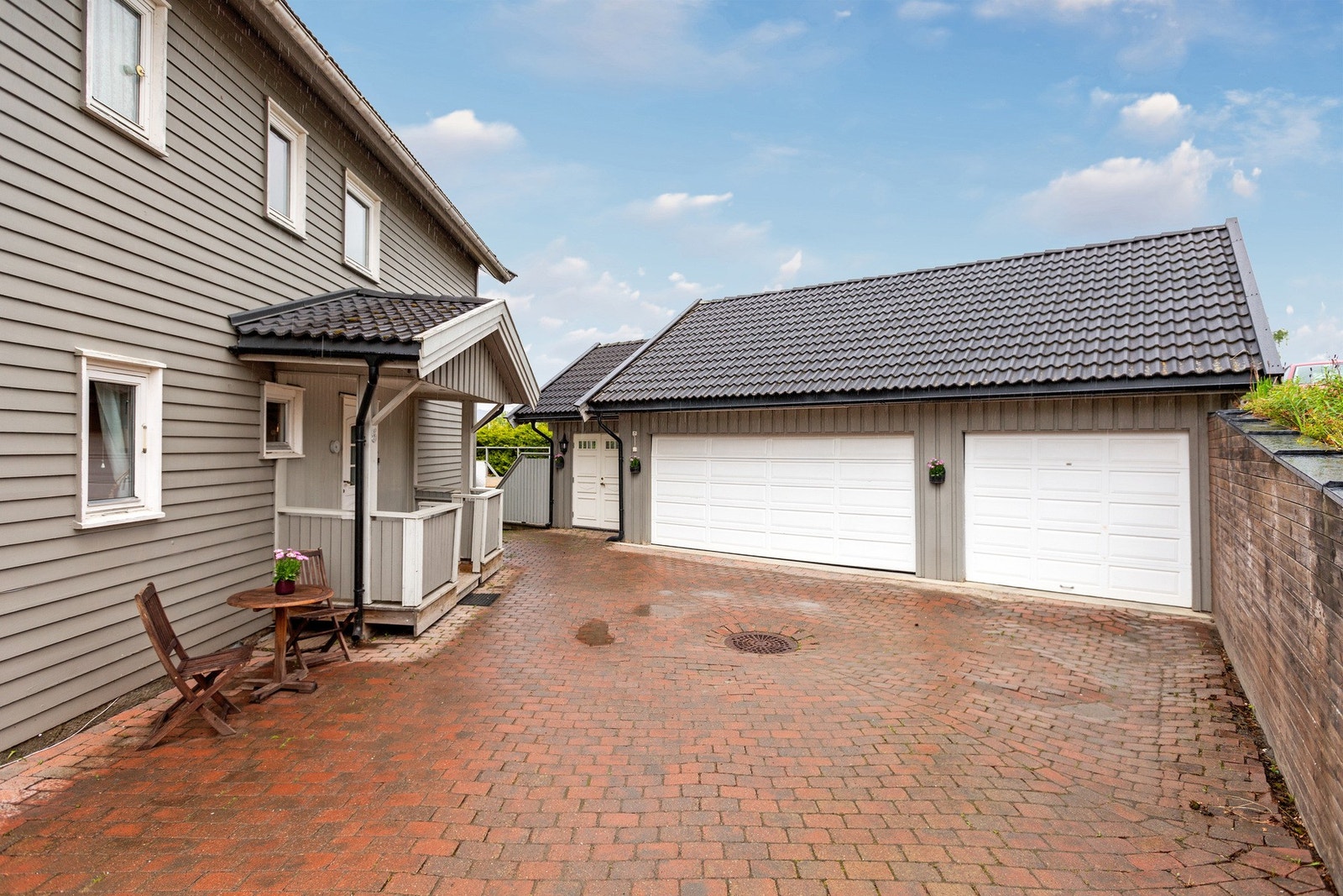 Garasjeplassen til høyre er den som medfølger Rolf Lundes veg nr 7. De to øvrige tilhører tomannsboligen i Rolf Lundes veg 5. Galleribilde