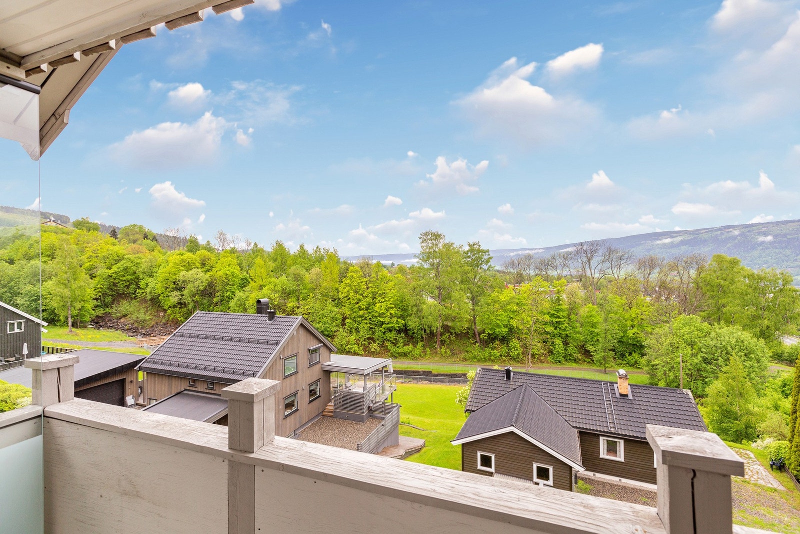 Utsyn mot sørvest og til nærliggende naboeiendommer på nedsiden av Holtevegen. Galleribilde