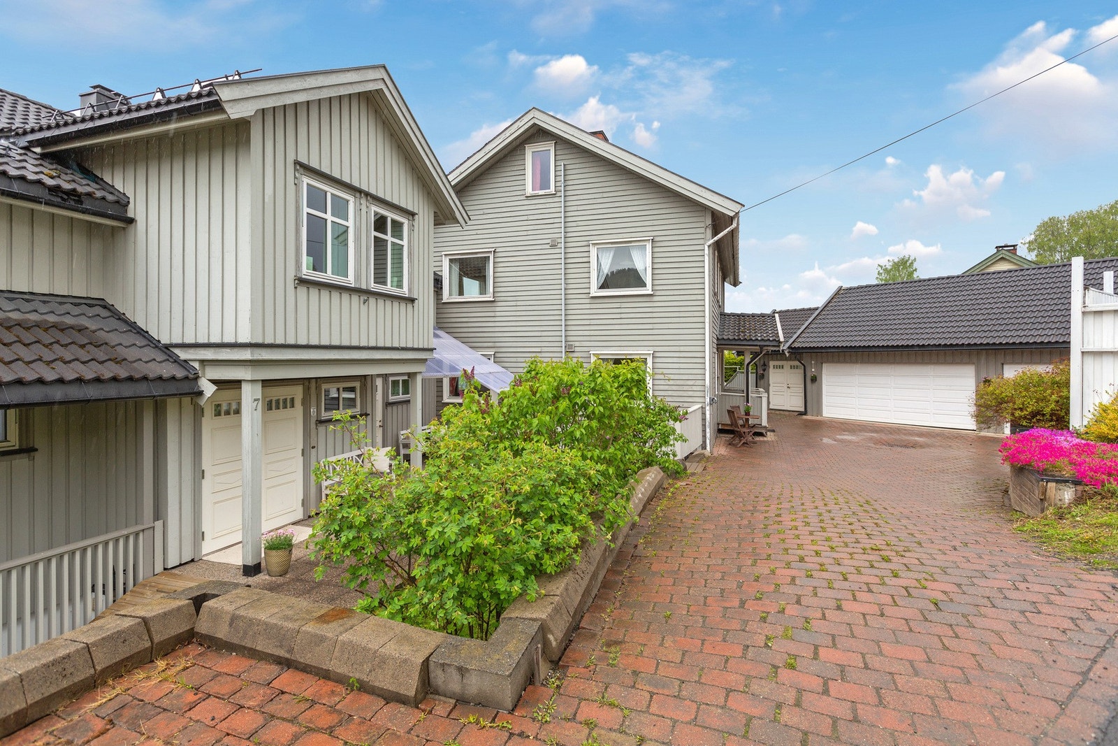 Stor og felles gårdsplass med Rolf Lundes veg 5 - en garasjeplass medfølger til Rolf Lundes veg 7. Galleribilde