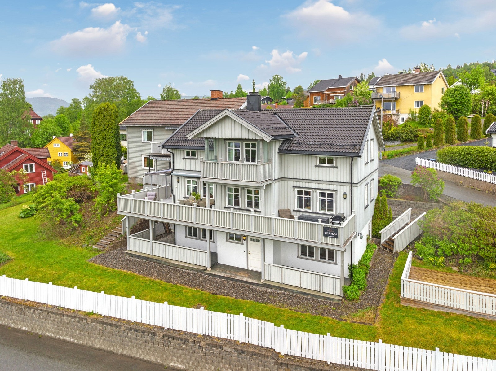 Velkommen til eiendommen Rolf Lundes veg 7. Stor og innholdsrik bolig over 2 etasjeplan. Galleribilde