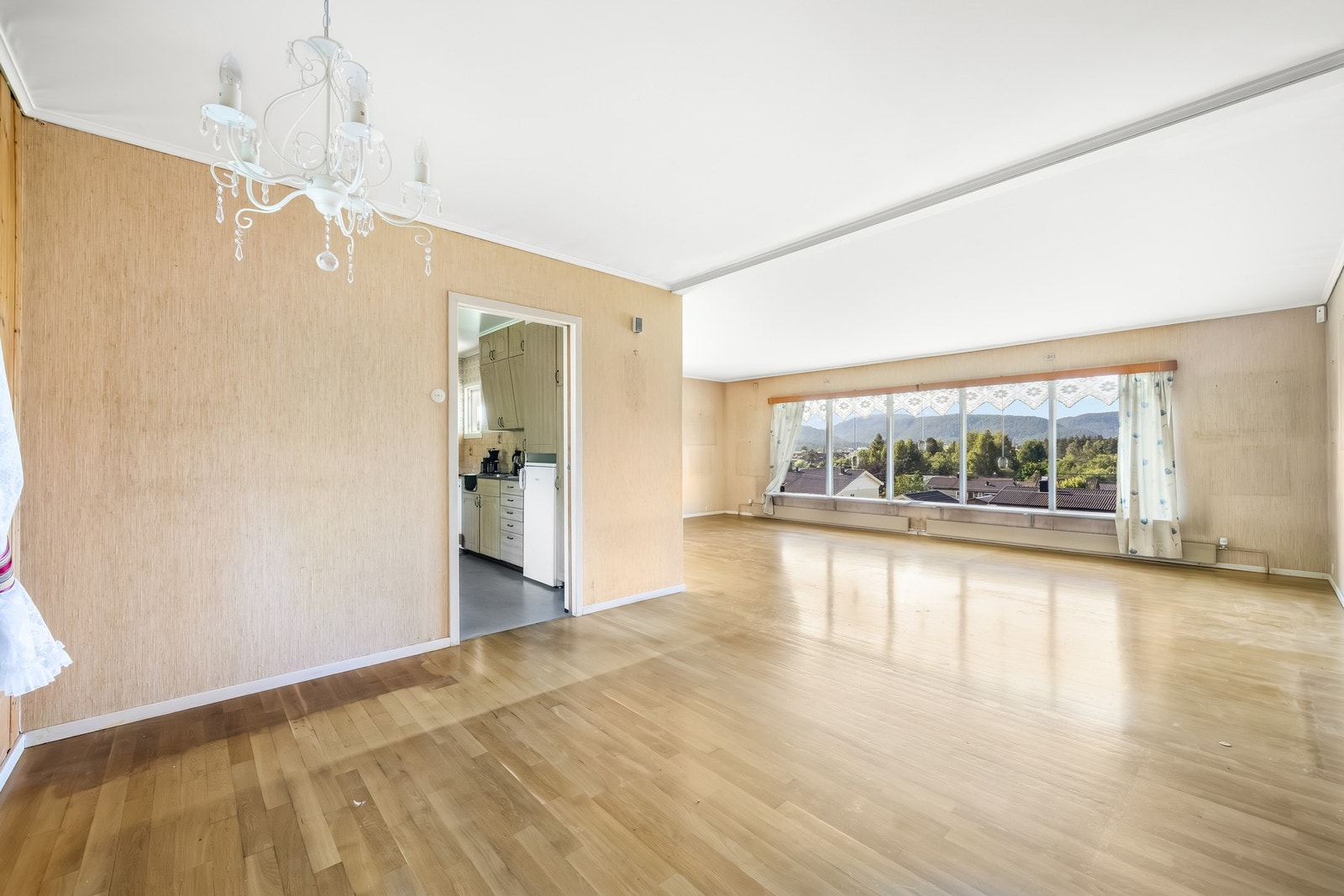 Fra spisestuemøblementet har man god oversikt over boligen. Galleribilde